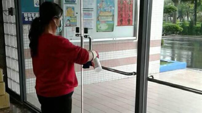 中市运动局积极加强运动场域的相关防疫清消作业。（台中市政府提供）.