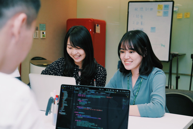 信义房屋响应台湾人才永续行动联盟，宣示以六大方式对人才永续发展尽一份心力。人才成长部分，包括导入数位科技人才，提供与时俱进的服务，并提升人才韧性。（图／信义房屋提供）