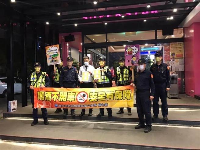 台中市警察局第六分局到轄內KTV等易飲酒處所進行宣導，呼籲民眾遵照「酒前、酒後、宿醉不開車」原則，避免酒後駕車。（民眾提供／盧金足台中傳真）