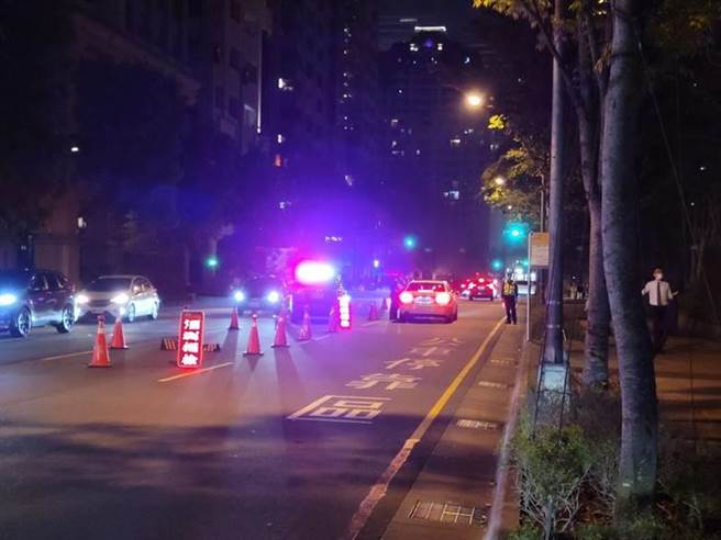 台中市警察局第六分局針對轄內易發生酒後駕車路段，及提供飲酒場所加強臨檢。（民眾提供／盧金足台中傳真）