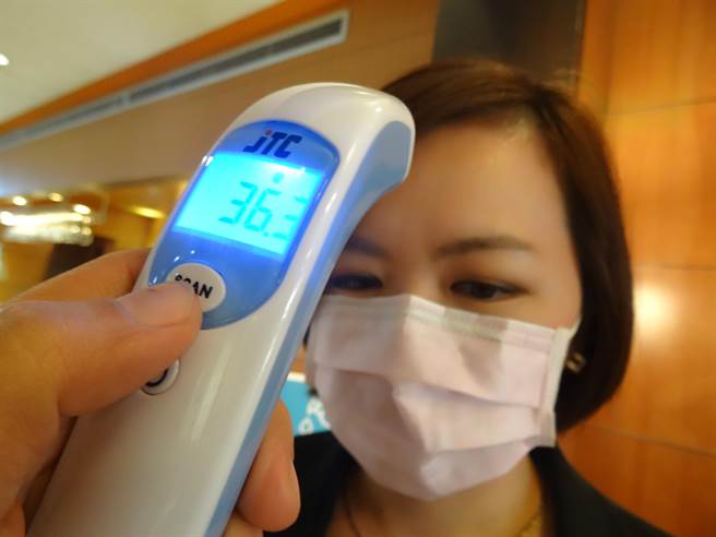 中華民國防疫學會理事長王任賢呼籲民眾落實戴口罩，人多的地方少去，不得已時就出外除了飲食就不要脫口罩。（馮惠宜攝）