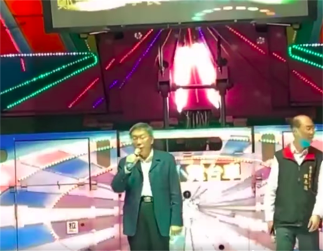 台北市长柯文哲（左）29日晚间参加宫庙联欢晚会，上台唱歌时未戴口罩。（摘自刘宇脸书）