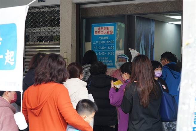 南投縣政府衛生局表示，南投目前第1劑接種率達79.9％高於全國平均0.3，不過第2、3劑仍落後全國0.1％、0.7％，目前已經將假日接種站服務年齡層下修至12歲以上。(本報資料照片)