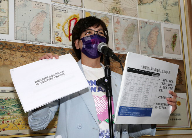 鏡電視爭議延燒，立法院交通委員會30日舉行「近年新聞台爭議風談國家通訊傳播委員會審查制度如何維護媒體自由與受眾權益」公聽會，民眾黨立委蔡壁如（見圖）會前再度提出質疑，根據調查發現，鏡週刊至少39人在鏡電視領錢，質疑這不是違法嗎？（劉宗龍攝）