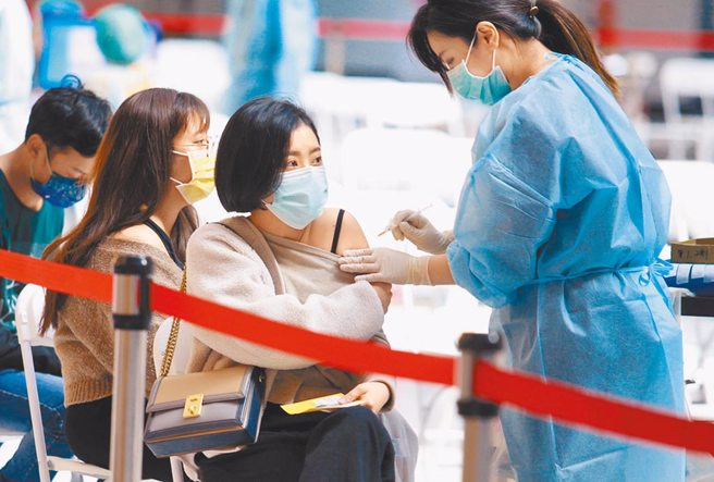 陳秀熙表示，OmicronBA.2雖傳播力更快，但致死率開始趨緩，不過一旦疫苗施打率低，醫療量能不足，同樣會出現高致死率。圖為接種示意圖。（資料照）