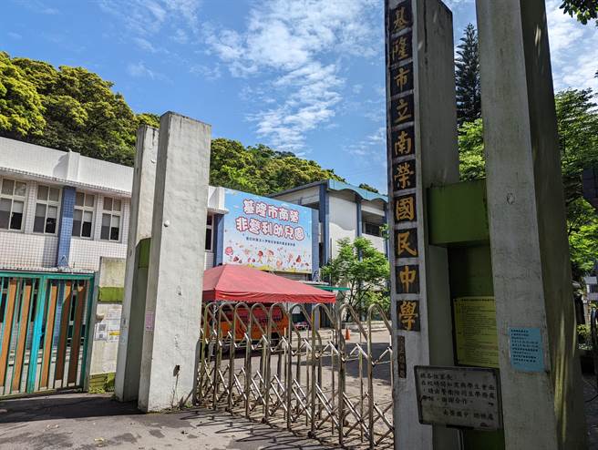 基隆市南荣国中传1名学生确诊，全校师生已完成PCR採检，同学25人须居家隔离10天。（陈敬哲摄）