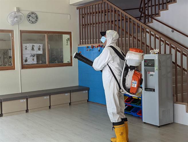 基隆市南荣国中因传1名学生确诊，30日校园全面清消。（陈敬哲摄）