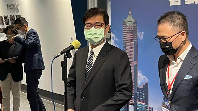 高雄市长陈其迈今（30）日出席活动时表示，「是有点太嗨啦」，但还是有风险，必须克制一下自己，也呼吁民眾不要模仿。（柯宗纬摄）