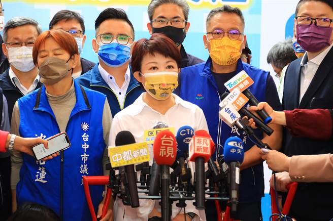 市长卢秀燕（前中）说，市民对这几年交通有感，另她安慰，未来持续完成台中市重大建设。（读者提供／张妍溱台中传真）