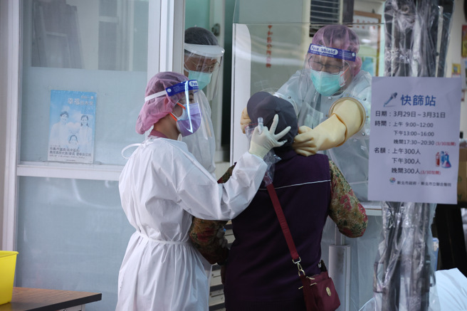 本土疫情再起，為有效阻斷傳播鏈，新北市中和設機動篩檢站，30日有許多民眾前往採檢。（羅永銘攝）