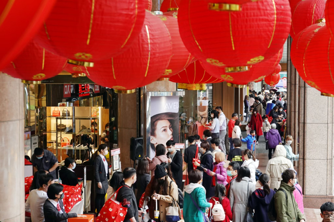 医师吴昌腾表示，新冠病毒不断变种，疫苗保护力虽明显下降，但还是能降低感染后重症及死亡率，提醒现在开始要做好4件事，为接种完整疫苗、戴口罩、勤洗手及避免密闭空间群聚，其中最重要的是要尽快打疫苗。（图／示意图，记者姚志平摄影）