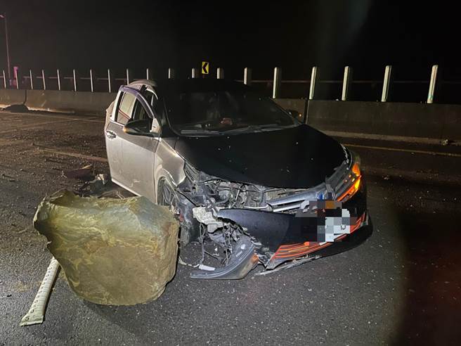邱姓男子閃避不及，其車輛右前保險桿和輪胎嚴重毀損。（翻攝照片／李京昇苗栗傳真）