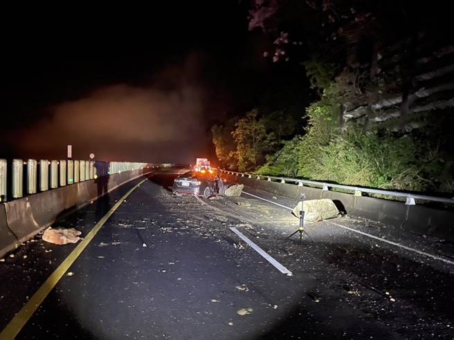 道路上滿是小碎石。（翻攝照片／李京昇苗栗傳真）