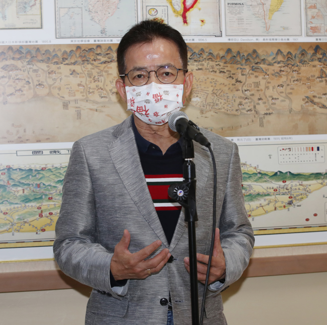 「镜电视」申设期间，爆发NCC要求补件30次、1个月换4个董事长等争议，立法院今邀集NCC主委陈耀祥及学者专家，针对NCC的审照制度召开公听会。国民党立委赖士葆（见图）表示，陈耀祥当初怎么打压中天关台，如今却仰赖蔡英文鼻息，想尽办法让镜电视上架，只因英系要这个电视台，NCC已成现代媒体东厂，「大家要记住，破坏新闻自由的最大刽子手叫陈耀祥，向政治力屈服的叫陈耀祥，shame on(太无耻了)陈耀祥。」(刘宗龙摄)