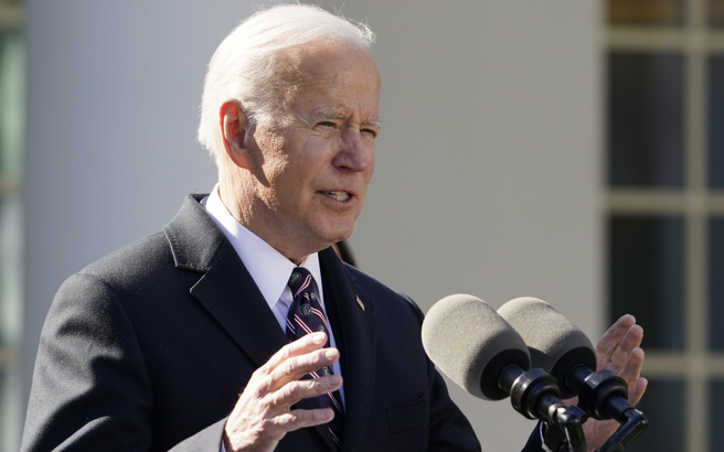 美国总统拜登29日在白宫玫瑰花园（Rose Garden）发表谈话的神情。（美联社）