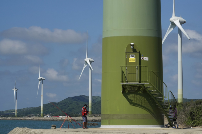 2050净零碳排路径图，再生能源逾60％。（图／报系资料照）