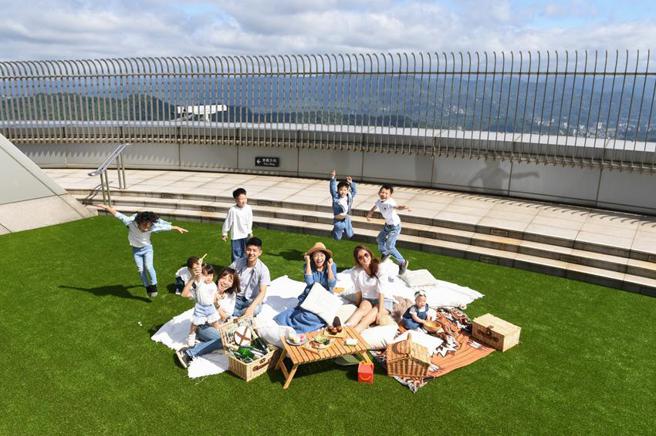 （台北寒舍艾美酒店「高空秘境野餐趣」住房专案，客人可至台北101观景台91楼野餐。图／台北101提供）