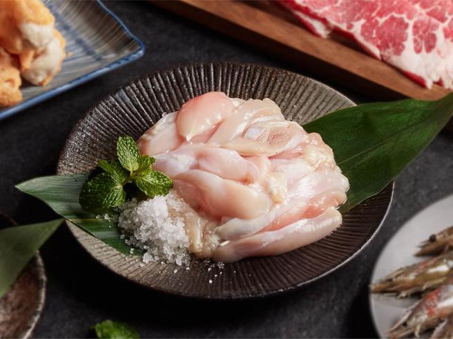 （乐多多集团抢「夜经济」，旗下「狂一锅」宵夜场加赠「无骨鲜鸡腿」（如图）。图／乐多多集团提供）