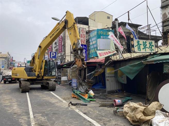 彰化市中華段商圈是彰化縣政府推動的第一個公辦都市更新，佔據在商圈中正路二段與華山路口的14戶約80坪住商攤販，30日縣府出動怪手、山貓等拆除。（彰化縣政府提供／吳敏菁彰化傳真）
