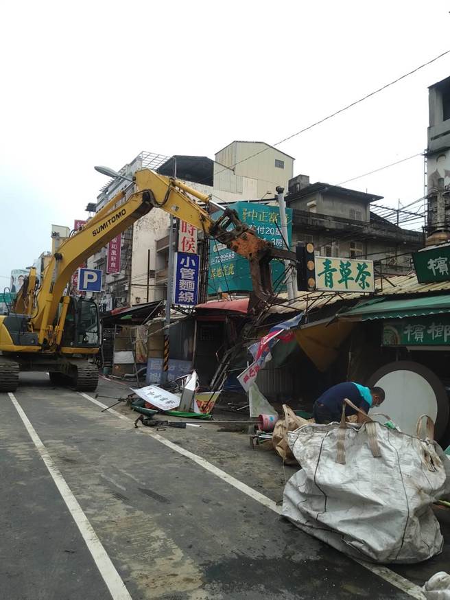 彰化市中華段商圈是彰化縣政府推動的第一個公辦都市更新，佔據在商圈中正路二段與華山路口的14戶約80坪住商攤販，30日縣府出動怪手、山貓等拆除。（吳敏菁攝）