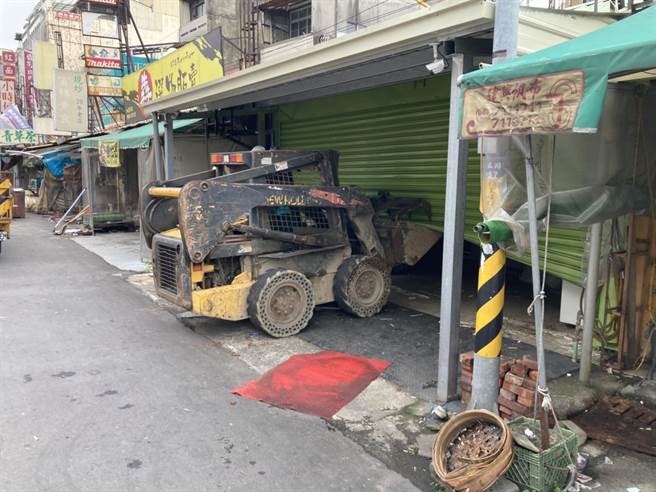 彰化市中華段商圈是彰化縣政府推動的第一個公辦都市更新，佔據在商圈中正路二段與華山路口的14戶約80坪住商攤販，30日縣府出動怪手、山貓等拆除。（吳彰化縣政府提供／吳敏菁彰化傳真）