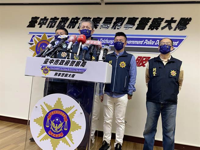 台中警方30日开记者会表示，落网的李姓男子疑似政治狂热，查扣犯案黑函。（张妍溱摄）