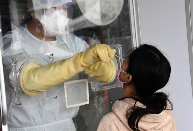 台东卑南群聚案30日再新增2名确诊案例，县府请足迹重迭者及有需要乡亲尽速前往快筛。（庄哲权摄））