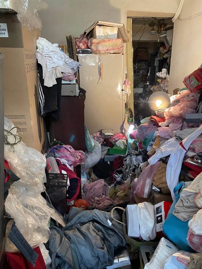 台北市士林区一处老式公寓3楼住家被屋主塞满一屋废弃物。（杨静宇办公室提供）