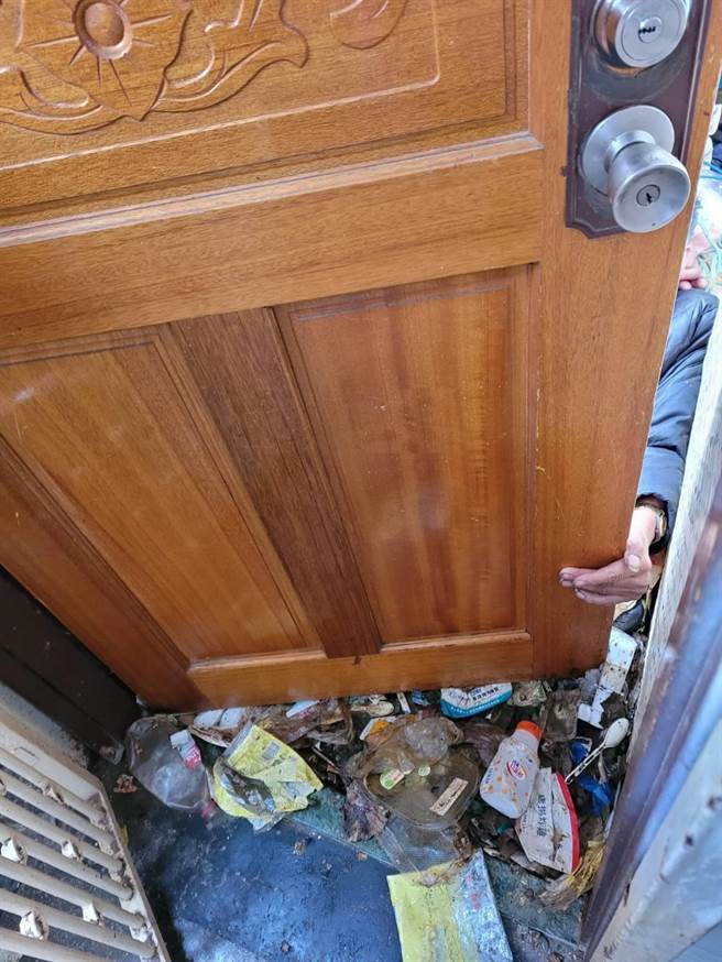 杨静宇批评，经办公室团队会勘后，已将有些失智、身体机能出状况的屋主送往医院治疗，并请环保局做社区消毒，无奈屋内废物继续飘臭、影响社区卫生。（杨静宇办公室提供）