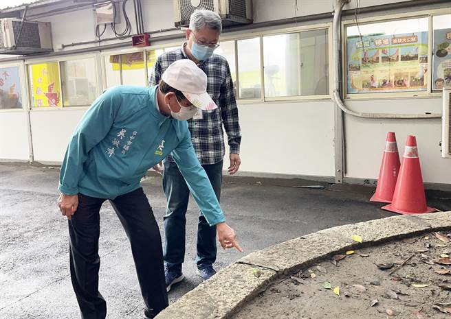 大甲国小6棵列管老榕树，有2棵因雨严重倾斜压迫到组合屋的安全，市议员吴敏济（中）接获民眾陈情，今天上午邀农业局等前往会勘。（市议员吴敏济提供）