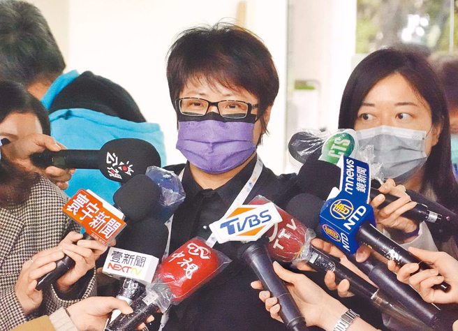 北市劳动局长陈信瑜（中）先前因助选遭批行政不中立。（资料照／姚志平摄）
