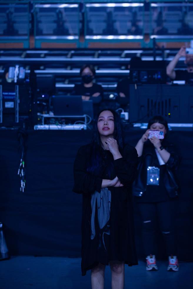 阿妹求好心切，率领工作团队提早进场小巨蛋进行彩排。EMI音乐提供