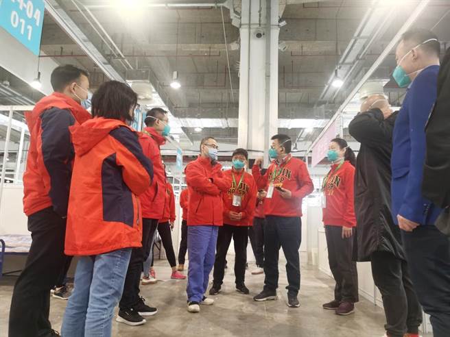 上海集中隔離醫救組長陳爾真（右四）和管理團隊：最要緊阻斷病毒傳播，降低高危群風險。（新華社／受訪單位供圖）