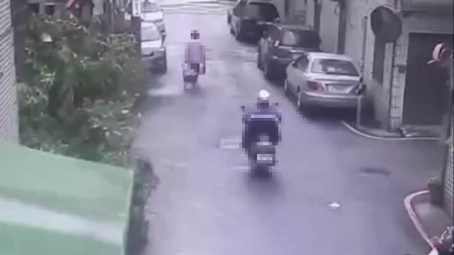 妇人买菜途中遇上机车抢匪。（翻摄画面）