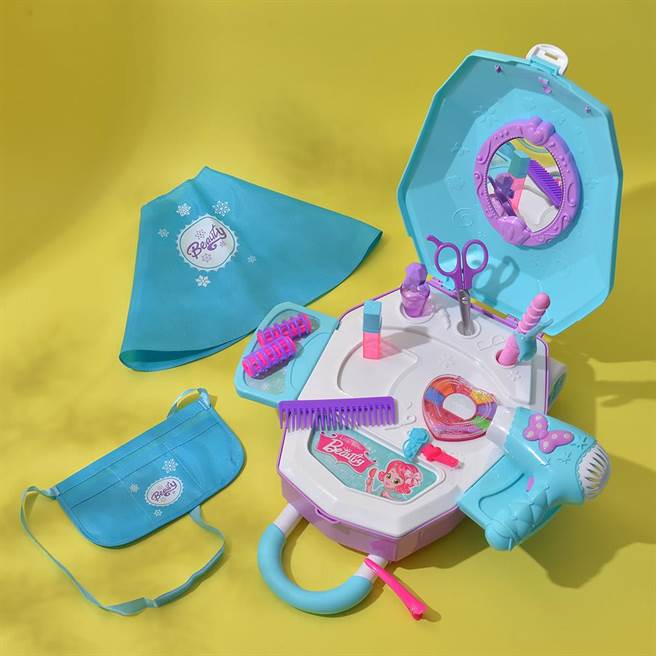 梦幻小公主梳妆旅行组-拉杆，活动期间特价299元。（POYA宝雅提供） 