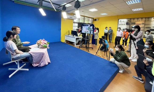 大秀国小「虚拟摄影棚」在今天办理启用典礼，许多家长和学生特别到场参加盛会。（大秀国小提供）