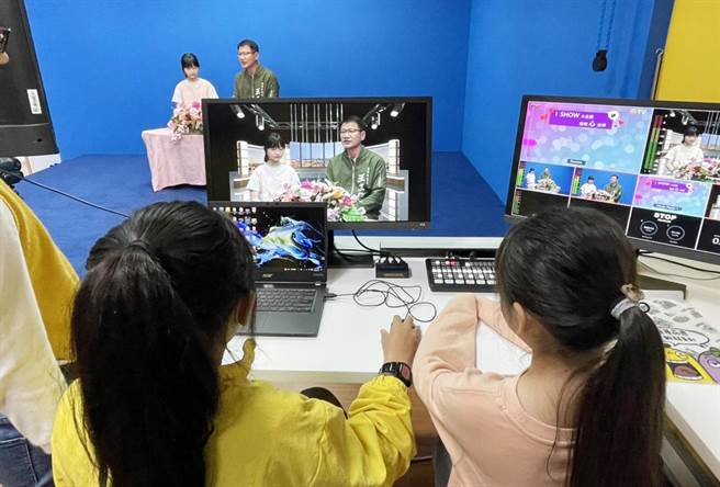 学生们特安排小主播午间新闻现场播报及「从大秀 看世界」访谈节目现场录制，还开放现场来宾接受访谈体验。（大秀国小提供）