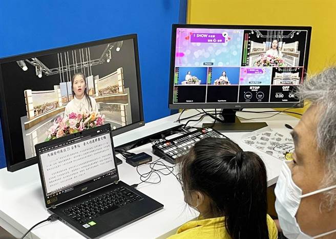 学生们特安排小主播午间新闻现场播报及「从大秀 看世界」访谈节目现场录制，还开放现场来宾接受访谈体验。（大秀国小提供）