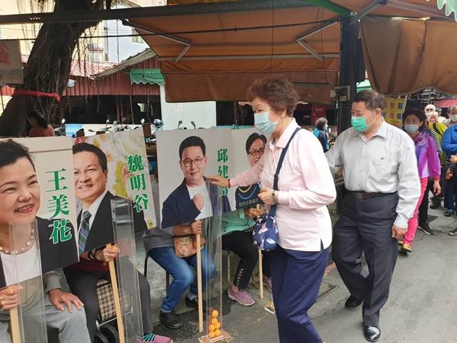 议员参选人辜皇译，3日玩新招，在彰化市三民市场，架起经济部长王美花、前彰化县长魏明谷、前彰化市长邱建富、和彰化市长林世贤看板，并设投球格，提供两百个球，让民眾投球。（辜皇译提供／吴敏菁彰化传真）