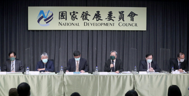 国发会30日邀集相关部会代表召开台湾2050净零排放路径及策略说明联合记者会，由国发会主委龚明鑫（右3）主持，其中能源配比中的再生能源占比大幅提升突破六成，2025之后不再兴建燃煤电厂、2030风力光电累积装置容量达40GW等规划以达到2050再生能源发电占比超过60%及净零排放目标。图右起交通部次长陈彦伯、经济部次长林全能、环保署署长张子敬、科技部次长林敏聪及内政部次长邱昌岳。（郑任南摄）