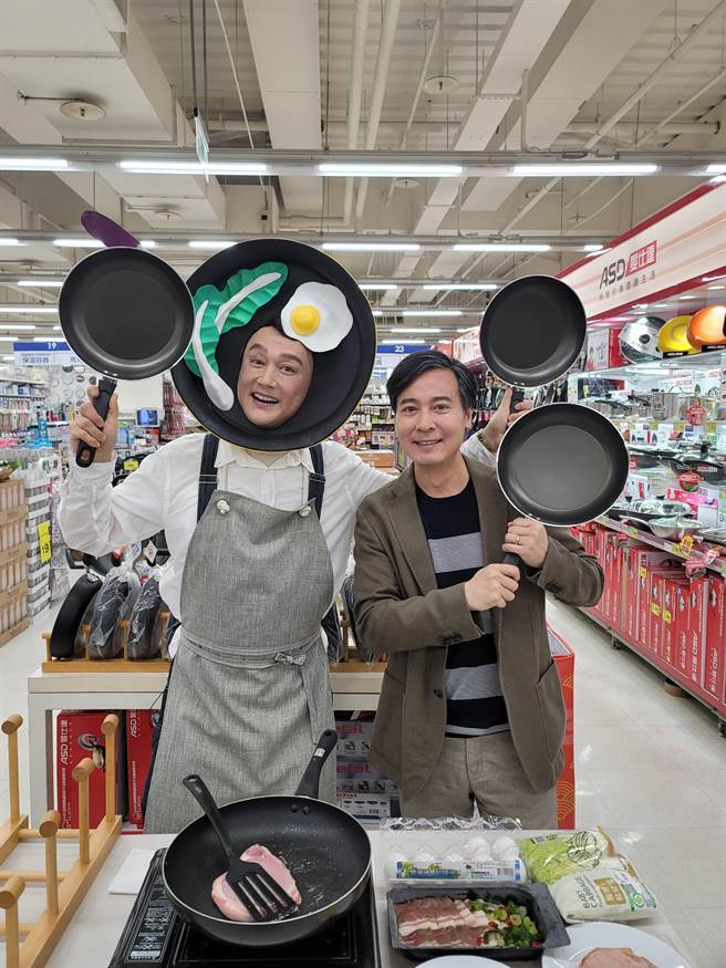 何笃霖化身叫卖哥，与尹昭德对戏。（伊林娱乐提供）