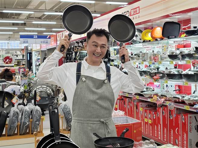 何笃霖化身叫卖哥，台语超流利。（伊林娱乐提供）