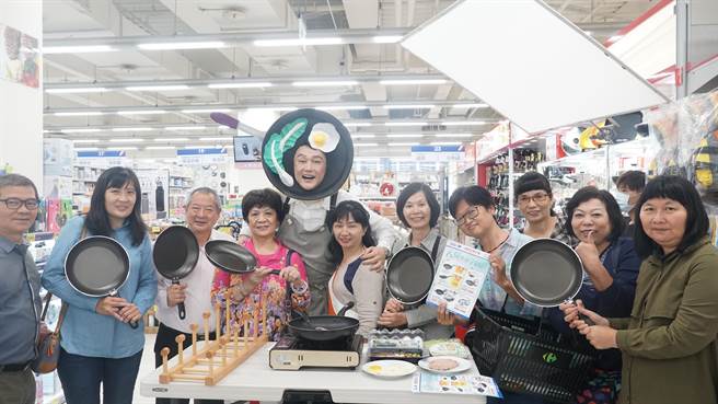 何笃霖化身叫卖哥，婆妈临演抢合照。（伊林娱乐提供）