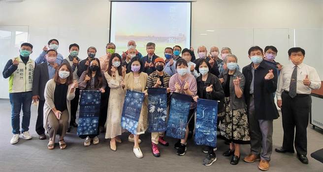 大甲高中110学年度復科第一年教师带领高一同学，首次特色课程成果展30日起于市立图书馆外埔分馆展出。(大甲高中提供)