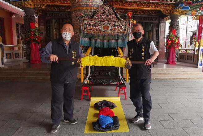 下營香遶境4月3日登場，配合防疫創意鑽轎腳。（劉秀芬攝）