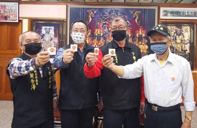 配合防疫，藝閣、陣頭、神轎工作人員皆須接種過3次新冠肺炎疫苗，並發給識別貼紙。（劉秀芬攝）