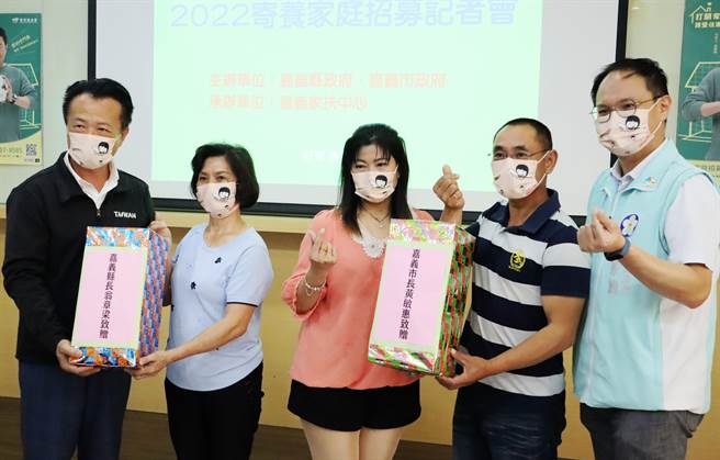 嘉义县长翁章梁（左一）与市府社会处长林家玮（右一）一同呼吁民眾打开家门，让爱住进来。（吕妍庭摄）