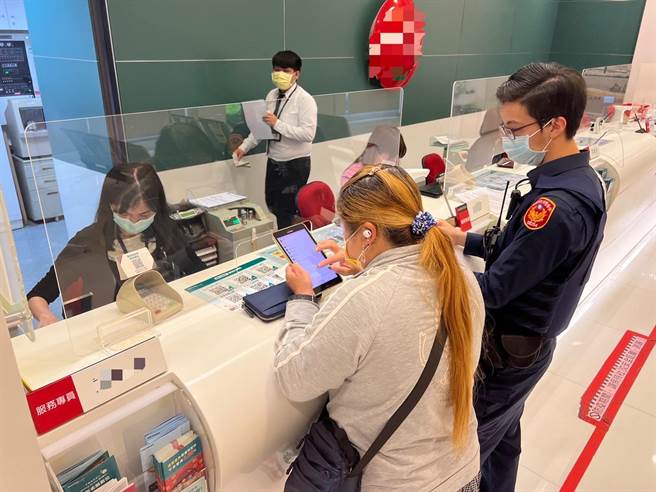 妇人遇假投资诈骗警方、行员即时阻诈。（警方提供／吕筱蝉桃园传真）
