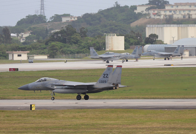 美新年度總預算 軍費增4%達23.3兆創新高 美國總統拜登提出2023會計年度政府預算，國防經費8130億美元（約新台幣23.3兆）創新高。五角大廈認為須應對中國威脅、俄國侵烏及強化核武戰力。圖為琉球嘉手納基地的美軍f-15戰機聯隊。(圖／中央社)