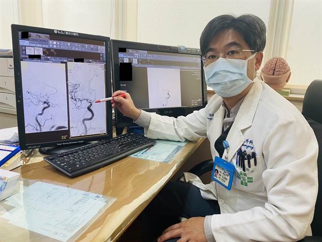 柯宗伯醫師筆指處，即為術後顱內動脈瘤被夾除位置。(梧棲童醫院提供)